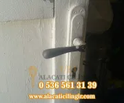 Alaçatı Çarşısı Ahşap Kapı Kale Barel Değiştirme