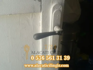 Alaçatı Çarşısı Ahşap Kapı Kale Barel Değiştirme