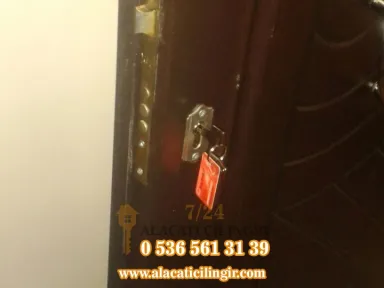 Alaçatı Musalla Mahallesi Çelik Kapı Alt ve Üst Barel Değişimi